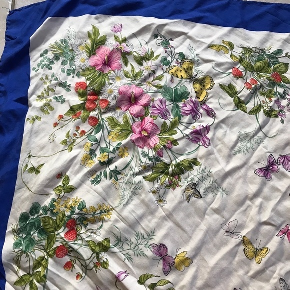 *Vintage* Gucci accessory collection 100% silk floral butterfly scarf - Picture 8 of 13